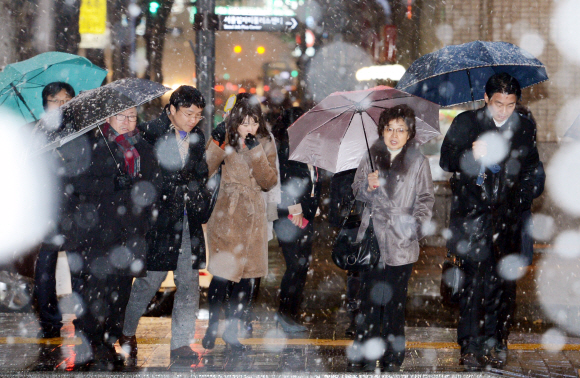 퇴근길 눈 펑펑… 출근길 꽁꽁꽁  함박눈이 쏟아진 3일 오후 서울 광화문 인근에서 옷깃을 여민 시민들이 우산을 쓴 채 퇴근길을 재촉하고 있다. 이날 경기와 강원 일부 지역에는 대설주의보가 내려졌다.  도준석기자 pado@seoul.co.kr