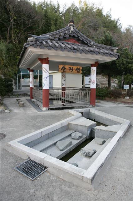 2002년 5월 복원된 산전샘.