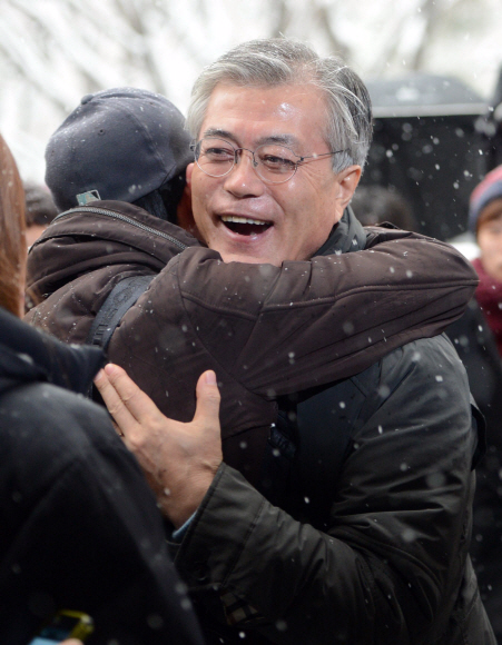 문재인 민주통합당 대선 후보가 5일 오후 서울시립대를 찾아 한 학생과 포옹하며 활짝 웃고 있다.  정연호기자 tpgod@seoul.co.kr