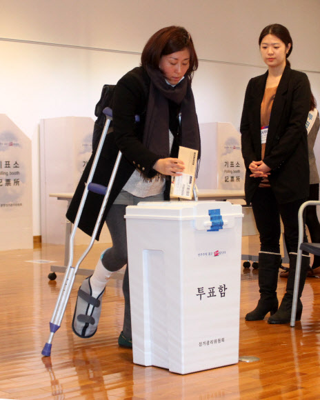 재외국민 투표 시작   대통령 선거에서는 처음으로 재외국민 투표가 5일 시작된 가운데 이날 오전 일본 도쿄에 있는 주일 대사관에서 한국에서 태어난 직후 일본으로 건너간 조민정(34·무역회사 근무)씨가 목발을 짚은 채 투표에 참여하고 있다.   도쿄 연합뉴스