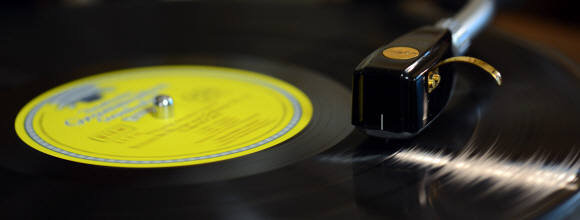 LP(Long Playing)는 직경 30㎝에 33과 3분의 1회전으로 재생하는 아날로그 레코드로, 앨범이라고도 한다.