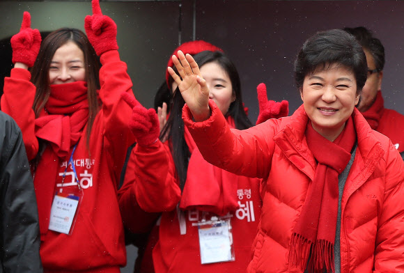 새누리당 박근혜 대선후보가 7일 오전 서울 송파구 마천동 마천시장 거리에서 열린 집중유세에서 선거차량에 올라 시민들을 향해 손을 흔들고 있다.연합뉴스