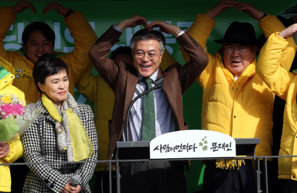 민주통합당 문재인 대선후보가 7일 제주 동문공설시장 앞 산지천 마당에서 열린 유세에서 ‘사랑해요’를 연호하는 군중들을 향해 하트를 만들어 보이고 있다.연합뉴스