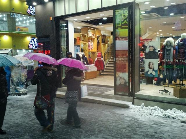 올겨울 첫 전력수급 경보인 ‘관심단계’가 발령된 7일 오후 서울 중구 명동거리 상점들이 문을 활짝 연 채 영업을 하고 있다.