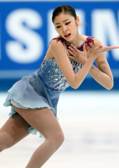 ‘피겨 여왕’ 김연아가 8일 오후(현지시간) 독일 도르트문트의 아이스스포르트젠트룸(Eissportzentrum)에서 열린 NRW트로피 대회 시니어 여자 싱글 쇼트프로그램에서 영화 ‘뱀파이어의 키스’의 주제곡에 맞춰 연기를 펼치고 있다. 연합뉴스