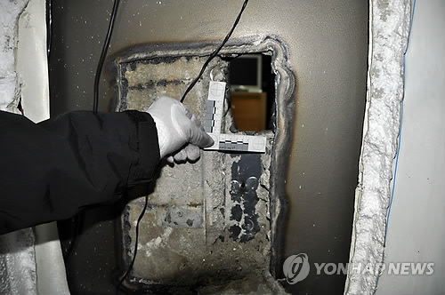 9일 오전 전남 여수시 월하동 한 식당에 누군가가 침입해 벽을 뚫고 인접한 우체국 금고에서 5천200여만원을 털어 달아났다.