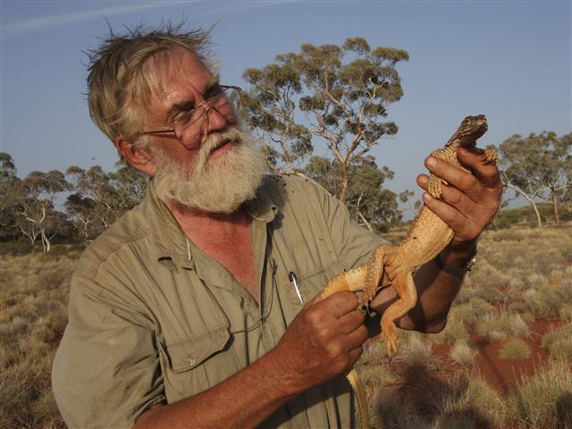 ‘도마뱀 사나이’로 알려진 호주의 에릭 피안카가 사막에서 왕도마뱀을 들어 올려 특징을 설명하고 있다.  EBS 제공