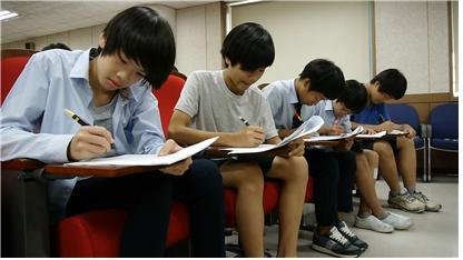 심리검사에 응하고 있는 서울 미성중학교 학생들. 격한 운동을 한 뒤 아이들의 심리에는 긍정적인 요소가 늘고 부정적인 요소는 줄었다. KBS 제공