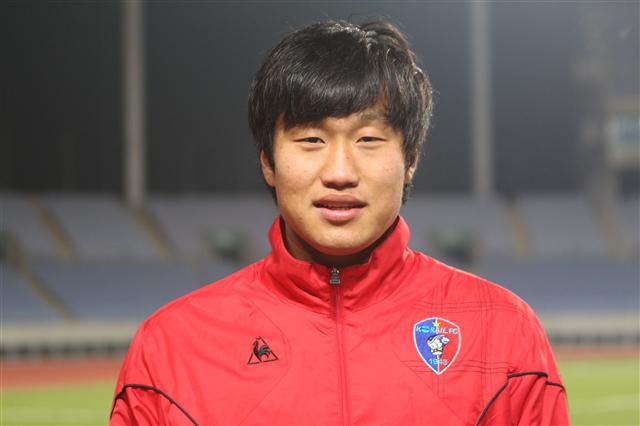 신인 드래프트 전체 1순위로 이름이 불리는 뜻밖의 호사(?)를 누린 이준엽이 프로축구 강원의 비상에 앞장서겠다고 다짐하고 있다. 사진은 실업축구 내셔널리그 인천코레일 시절 그의 모습. 인천코레일 제공