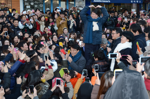 안철수, 투표참여 독려  안철수 전 대선 후보가 11일 서울 서대문구 이화여자대학교 앞에서 학생들과 만남을 갖고 하트 모양을 그리며 청년층의 투표 참여를 독려하고 있다. 안주영기자 jya@seoul.co.kr