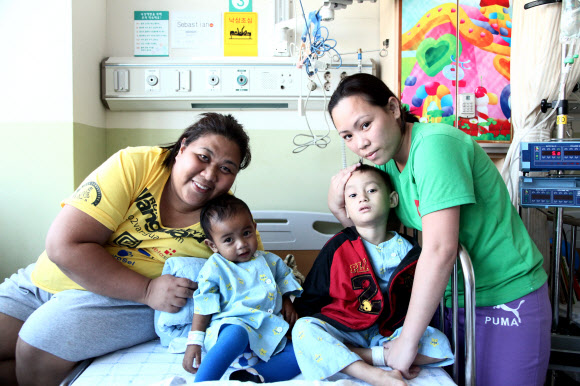 지난달 28일 심장병 수술을 받기 위해 서울 광진구 건국대병원에 입원한 필리핀 영유아들. 왼쪽이 세바스티안 모자, 오른쪽은 레인 모자. 건국대병원 제공