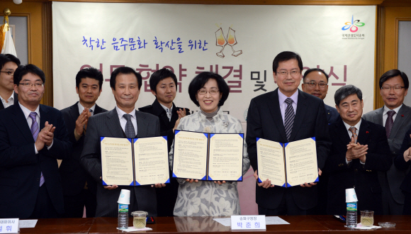 11일 서울 송파구청에서 열린 ‘착한 음주문화 확산을 위한 업무협약식’에서 이철휘(앞줄 왼쪽 두 번째부터) 서울신문사장, 박춘희 송파구청장, 박성욱 서울아산병원장이 협약서에 서명한 뒤 기념촬영을 하고 있다. 도준석기자 pado@seoul.co.kr
