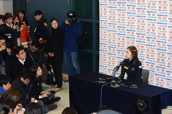 ▲ 11일 인천국제공항을 통해 귀국한 김연아 선수가 기자회견을 하고 있는 모습