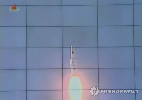 북한 조선중앙TV는 12일 밤 보도시간을 통해 위성발사장면을 내보냈다. 연합뉴스