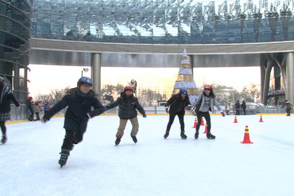 지난 12일 가든파이브 아이스링크장에서 아이들이 스케이트를 즐기고 있다.  장고봉PD goboy@seoul.co.kr