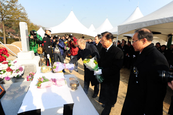 13일 서울 동작구 국립서울현충원에서 열린 박태준 포스코 명예회장 1주기 추도식에서 정준양(가운데) 포스코 회장 등이 박 명예회장의 묘소에서 참배하고 있다.  포스코 제공  