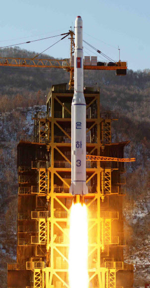 북한의 장거리 로켓 은하3호가 지난 12일 평안북도 철산군 동창리의 서해위성발사장에서 발사되고 있다. 북한이 은하3호에 실어 쏘아올린 탑재물은 지구궤도에 정상 진입한 것으로 알려졌다.  연합뉴스