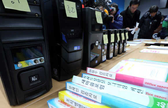 서울시 선거관리위원회가 14일 유사 선거운동 사무실을 설치해 소셜네트워크서비스(SNS)에서 불법 선거운동을 벌인 혐의로 관련자들을 검찰에 고발하기에 앞서 컴퓨터와 서류 등 증거물을 공개했다. 연합뉴스