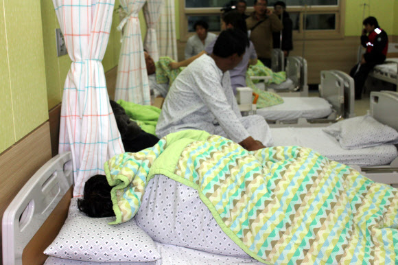14일 오후 울산신항 앞바다 공사장에서 전복한 선박에서 구조된 근로자들이 병원 응급실에서 치료를 받고 있다. 연합뉴스
