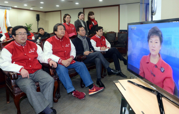 박근혜 새누리당 대선 후보 측 김무성(왼쪽에서 두 번째) 총괄선대본부장 등 캠프 지도부가 16일 밤 서울 영등포구 여의도 당사에서 박 후보가 토론을 벌이고 있는 모습을 TV를 통해 지켜보고 있다. 이호정기자 hojeong@seoul.co.kr