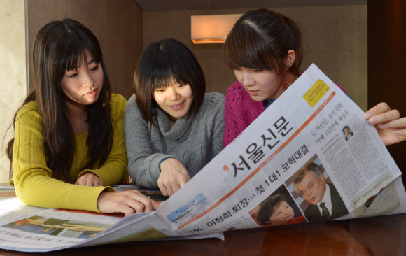 일본인 간노 에리(왼쪽부터), 아리마 사야카, 요코타 아카리가 서울신문 정치면 기사를 읽으며 이상적인 대통령에 대해 의견을 나누고 있다. 손형준기자 boltagoo@seoul.co.kr