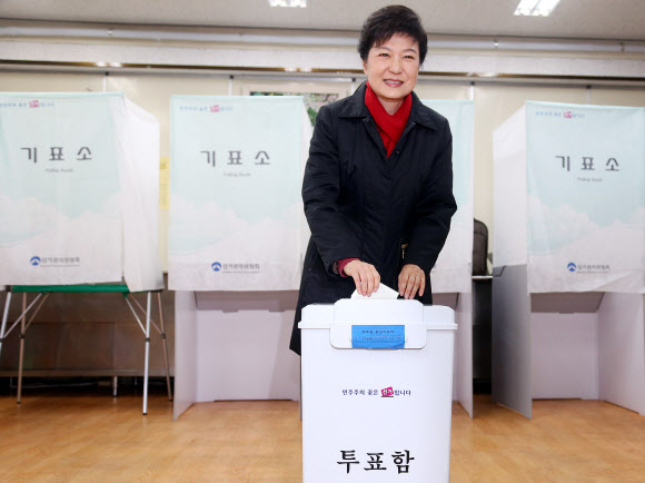 제18대 대통령 선거일인 19일 오전 새누리당 박근혜 대선후보가 서울 강남구 삼성동 언주중학교에 마련된 투표소에서 투표를 하고 있다. 연합뉴스