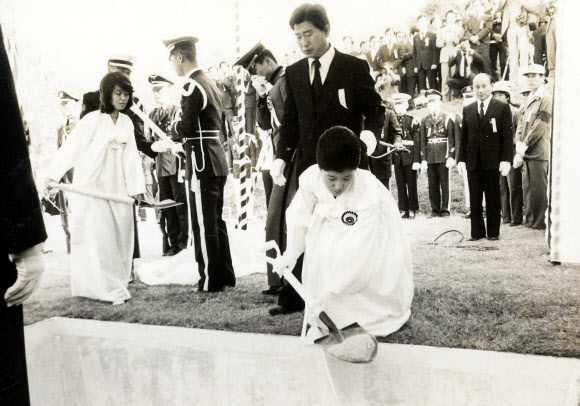 아버지를 보내며  1979년 박정희 전 대통령 장례식 후 국립묘지에서 거행된 안장식에서 박근혜 대통령 당선자가 관 위에 흙을 뿌리고 있다.  새누리당 제공