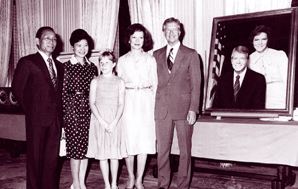 퍼스트레이디  박근혜(왼쪽 두 번째) 대통령 당선자가 1979년 방한한 지미 카터(맨 오른쪽) 미국 대통령 가족과 환하게 웃으며 기념사진을 찍고 있다. 새누리당 제공