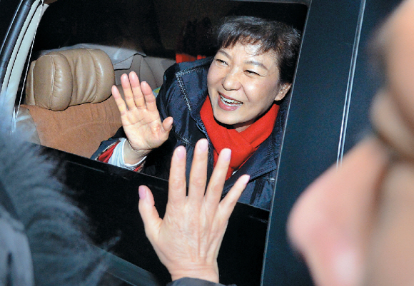 승리의 미소   박근혜 제18대 대통령 당선자가 19일 밤 승리를 확정지은 뒤 서울 강남구 삼성동 자택을 나서면서 밝은 표정으로 지지자들에게 손을 흔들며 인사를 하고 있다.