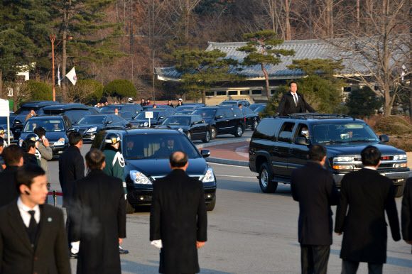 박근혜 대통령 당선인이 20일 오전 ‘국가원수급 경호’를 받으며 차를 타고 동작동 국립서울현충원으로 들어서고 있다. 연합뉴스