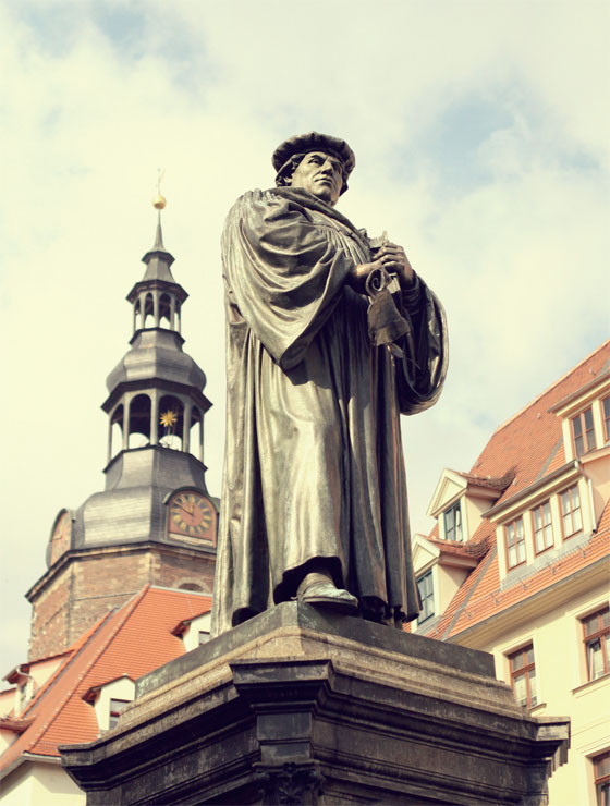 플라츠에서 만난 루터의 동상. 왼손은 독일어 번역본 성서를 쥐고 있고 오른손으로는 교황청이 발부한 면죄부를 구기고 있다