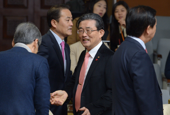 활기찬 與원내대책회의  이한구(오른쪽 두 번째) 새누리당 원내대표가 21일 국회에서 열린 확대원내대책회의에 참석해 당 소속 의원들과 인사를 나누고 있다.  이호정기자 hojeong@seoul.co.kr 