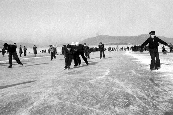 1956년 겨울 검은 교복 차림의 학생들이 꽁꽁 언 한강에서 스케이트를 지치고 있다.    국가기록원 제공