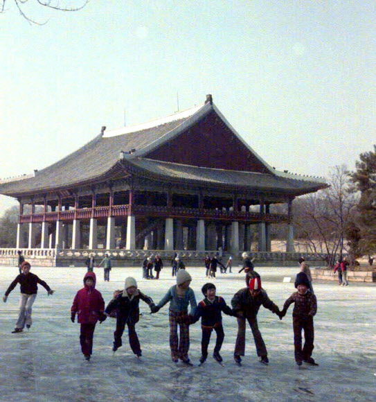 같은 해 겨울방학을 맞은 학생들이 손에 손을 잡고 경회루에서 스케이트를 신나게 타고 있다. 국가기록원 제공