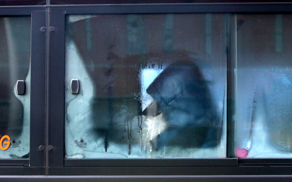 강추위가 기승을 부린 24일 오전 시내버스에 탑승한 한 승객이 모자를 쓴채 잔뜩 몸을 웅크리고 좌석에 앉아있다. 연합뉴스