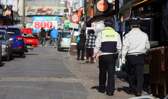 경찰조사 중 도주한 성폭행 피의자 노영대(32)씨가 인천에 잠입한 것으로 알려진 가운데 24일 오후 인천시 남구 용현동 인하문화의 거리에서 경찰들이 순찰을 하고 있다. 연합뉴스