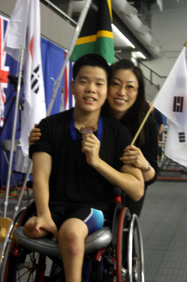 김세진군이 지난해 8월 캐나다에서 열린 세계장애인수영선수권 대회에서 자유형 400m 등 3관왕을 차지한 뒤 어머니 양정숙씨와 기념 사진을 찍고 있다.  성균관대 제공