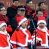 금융계 인사들, 어린이들과 캐럴 합창
