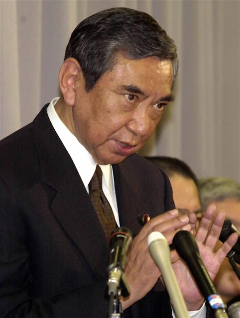 고노 요헤이 전 일본 중의원 의장이 외무상 시절이던 2001년 1월 도쿄에서 기자회견을 하고 있다.  서울신문 포토라이브러리
