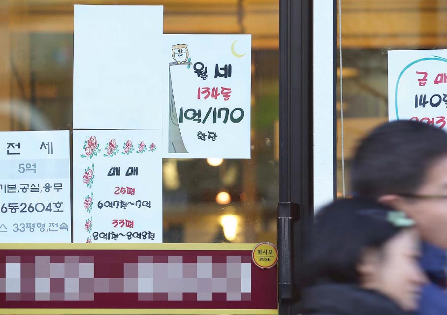 치솟는 전세금   25일 서울 송파구 잠실동에 위치한 한 공인중개사 사무소 유리벽에 전·월세 안내문이 붙어 있다. 377만 세입자의 전세금은 2년 새 24% 가까이 올랐다.  연합뉴스 