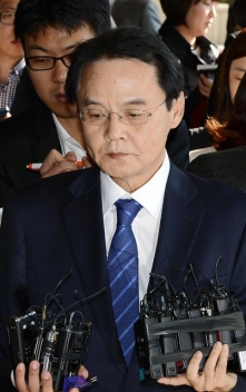 홍사덕 “불법 정치자금 시인”… 검찰, 벌금 1000만원 구형