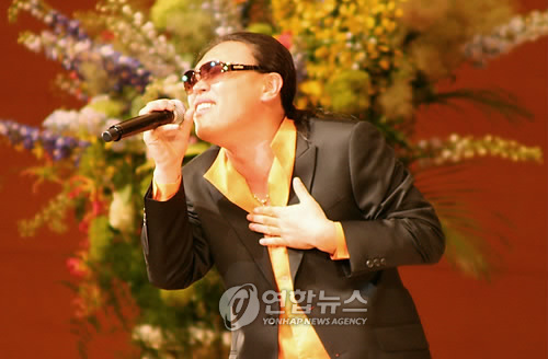지난 2009년 도쿄 유라쿠초의 도쿄국제포럼홀에서 열린 ‘한류스타즈 갈라콘서트’에서 열창하고 있는 가수 홍종명.