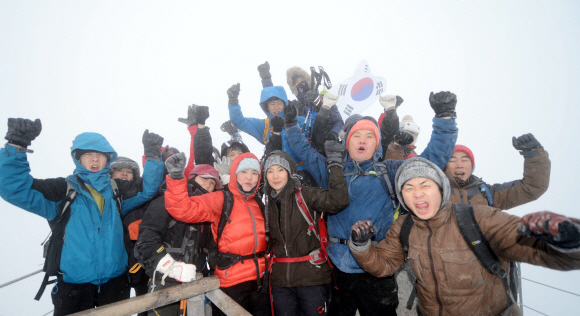 계사년 첫날인 1일 눈발이 간간이 날리는 날씨에도 불구하고 일출을 보기 위해 북한산 백운대 정상에 오른 등산객들이 힘차게 ‘야호’를 외치고 있다. 정연호 기자 tpgod@seoul.co.kr