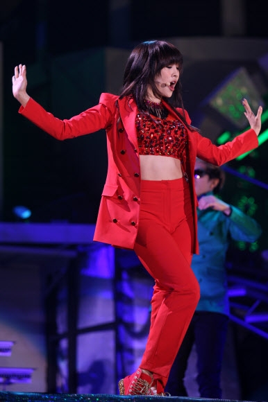 걸그룹 카라의 니콜이 6일 밤 일본 도쿄돔에서 화려한 무대를 선보이고 있다. 카라는 이날 한국 여성 가수 중 처음으로 도쿄돔에서 단독 공연을 펼쳤다. <br>DSP 미디어 제공