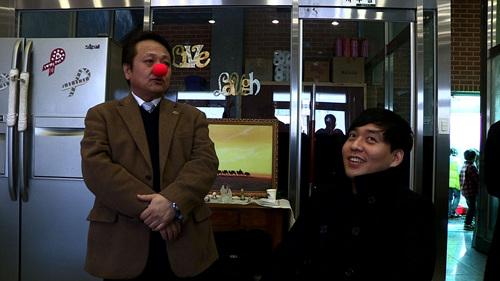 군 복무 중 사고로 두 다리를 잃은 이지훈(오른쪽)씨와 그를 돕는 전직 코미디언인 김정식 목사가 환하게 웃고 있다. EBS 제공 