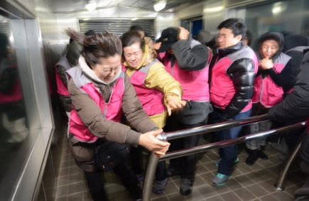 태풍체험… 날아갈라