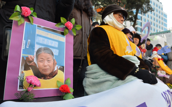 일본군 위안부 문제 해결을 촉구하는 1056번째 수요집회가 9일 서울 종로구 중학동 일본대사관 앞에서 열렸다. 지난 3일 별세한 위안부 피해자 황금주 할머니의 영정이 빈 의자에 놓여 있다. 손형준 기자 boltagoo@seoul.co.kr