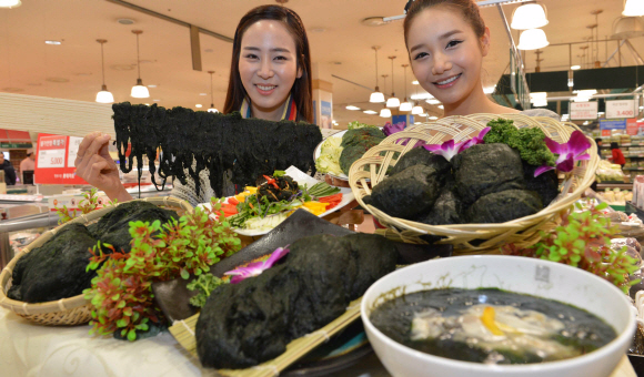 9일 서울 남대문로 롯데마트 서울역점에서 홍보도우미들이 무기염류와 단백질이 많이 함유된 겨울철 별미인 완도·강진·장흥산 매생이를 소개하고 있다.  손형준 기자 boltagoo@seoul.co.kr