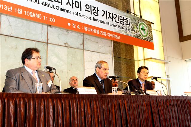 한화건설 제공 10일 서울 중구 플라자호텔에서 열린 기자회견에서 사미 알아라지(가운데) 이라크 국가투자위원회 의장이 이라크 전후 복구 프로젝트에 대해 설명하고 있다.