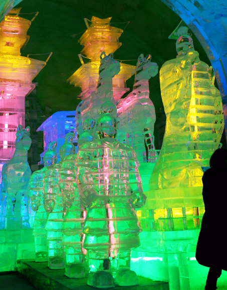 투명광장에 전시된 병마용 얼음 조각 작품.
